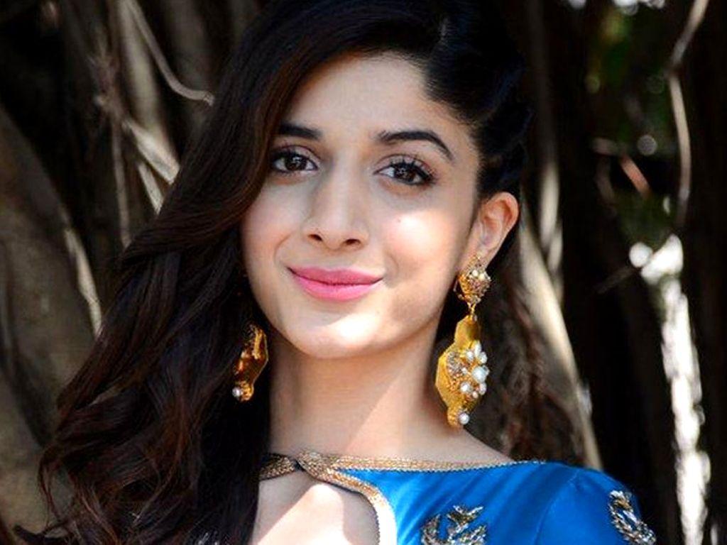 1024x768 Mawra Hocane shares her near death airplane experience & Style