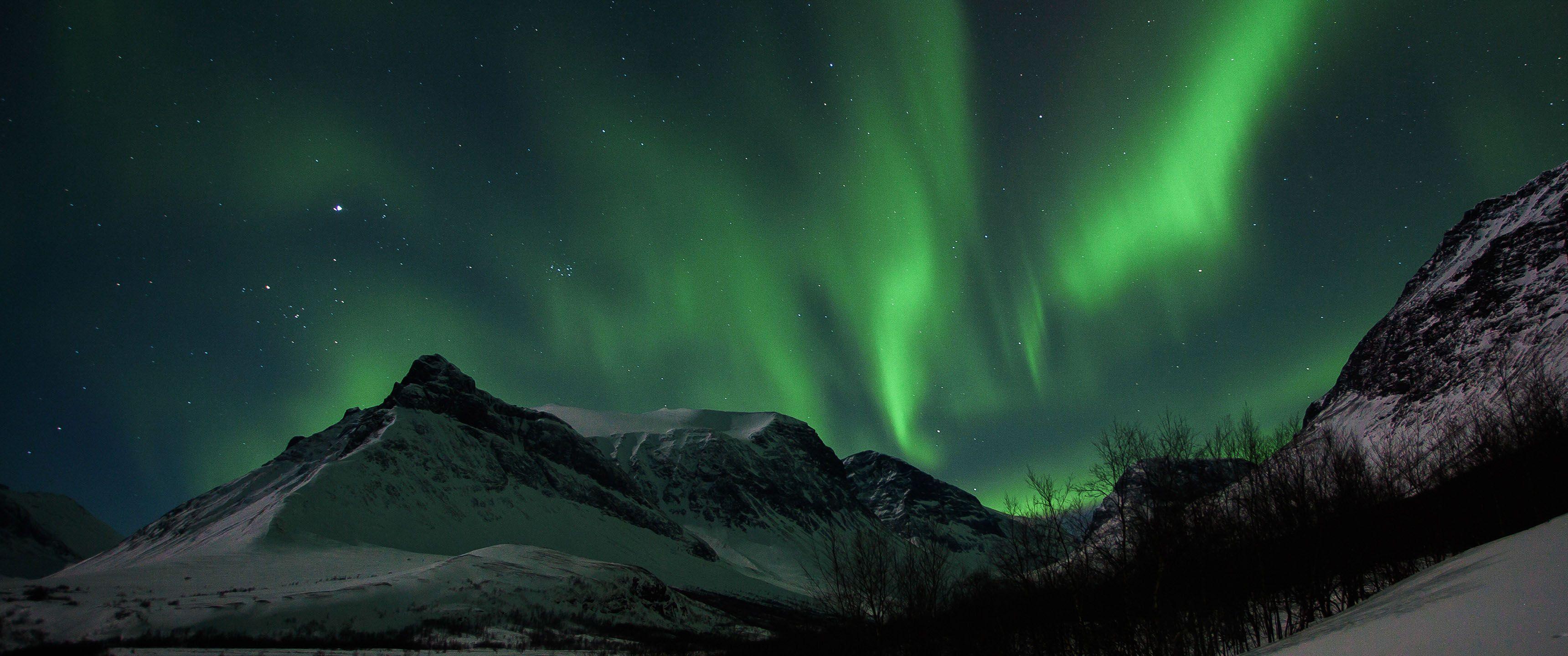 3440x1440 Aurora Borealis and mountains