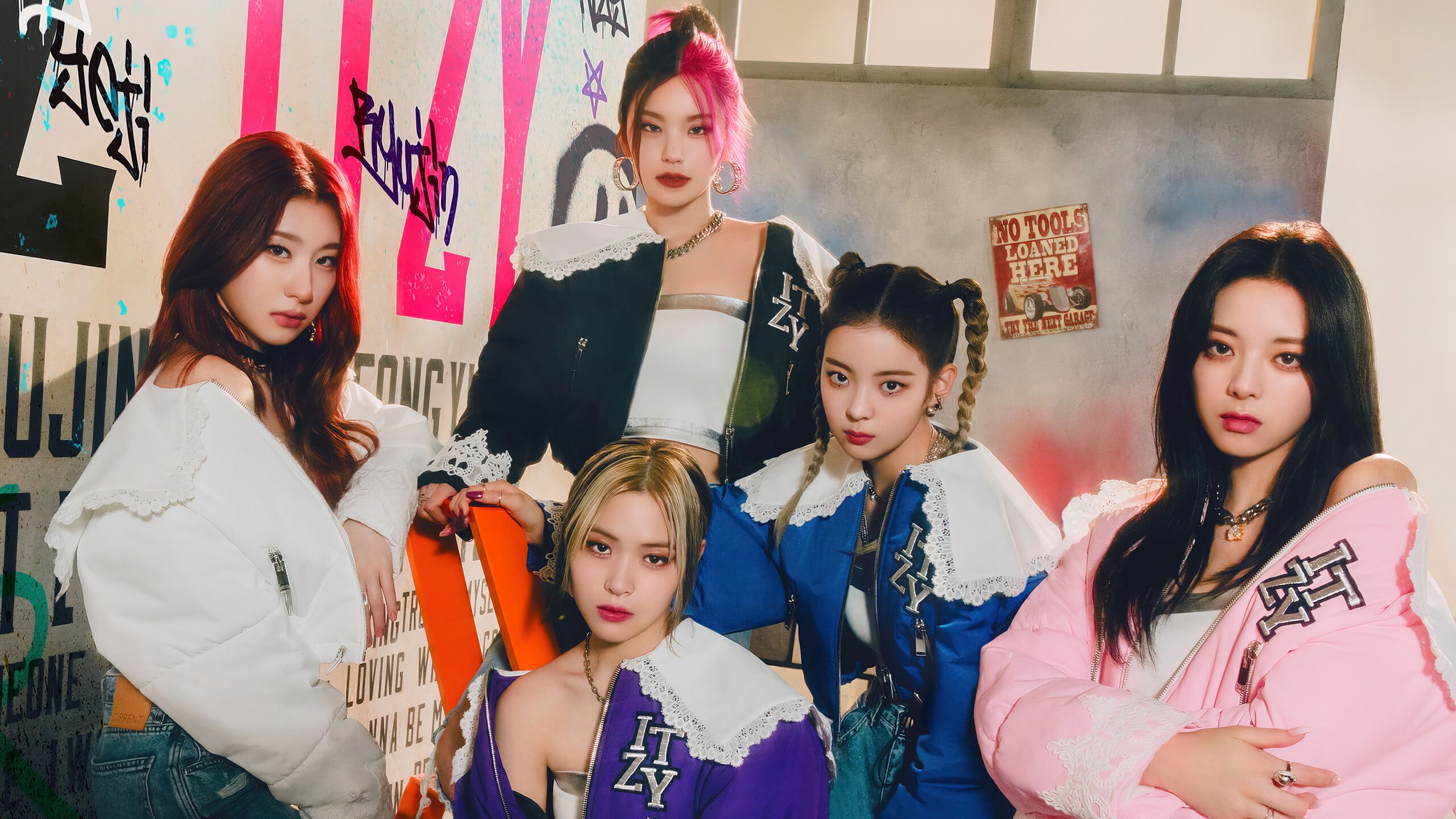 2560x1440 Itzy Laptop Wallpaper