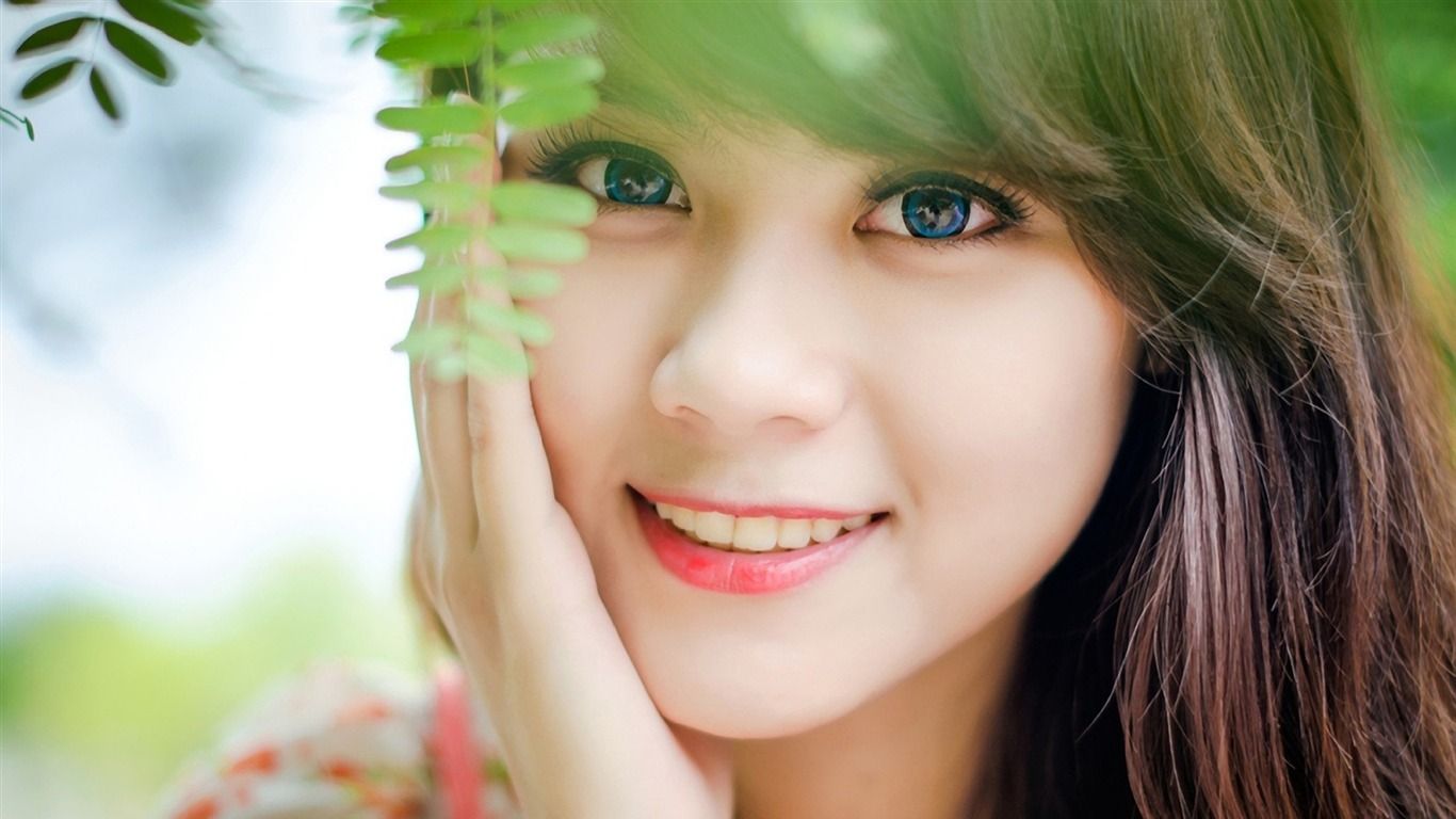1366x768 Blue Eyed Girl Face Smile Beauty Photo HD Wallpaper