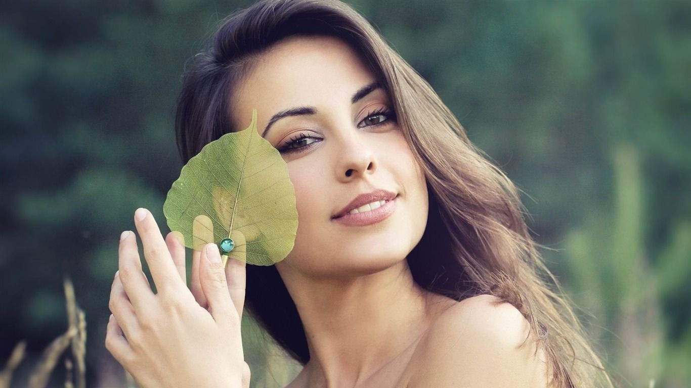 1366x768 Girl Happiness Smile Photo HD Wallpaper