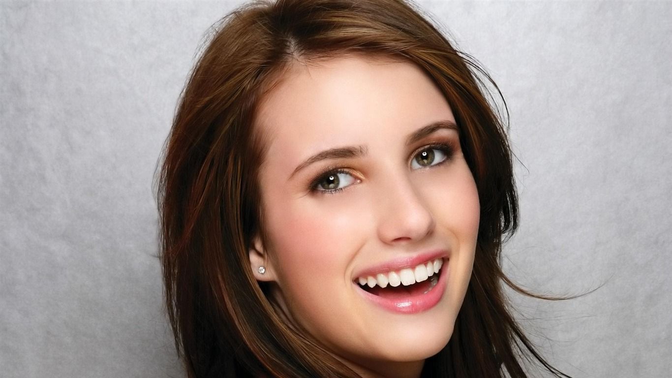 1366x768 Emma Roberts Smile Photo HD Wallpaper
