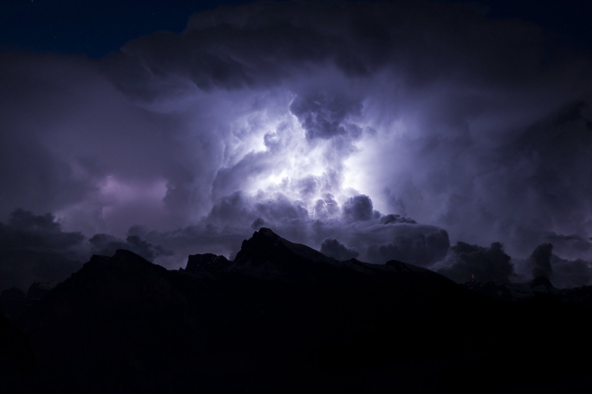 1920x1280 Midnight Thunder: 2K Quad HD Mountain Storm Wallpaperx2000
