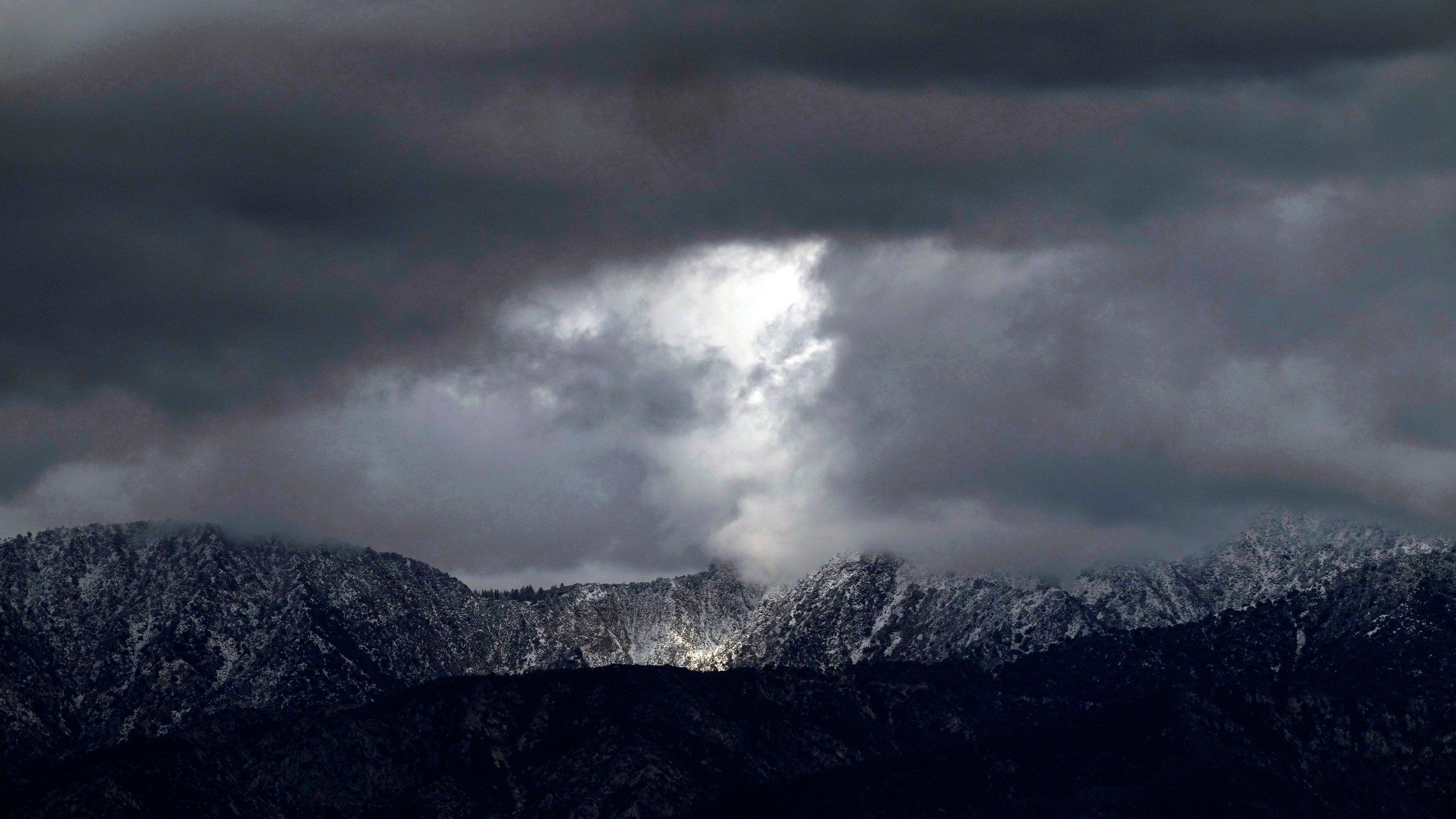 2560x1440 Storms dump heavy snowfall in northern Arizona after leaving California a muddy mess