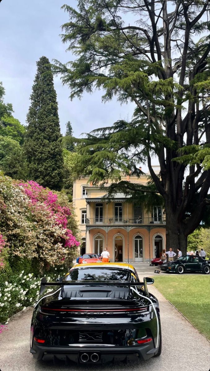 678x1200 Porsche car in Italy