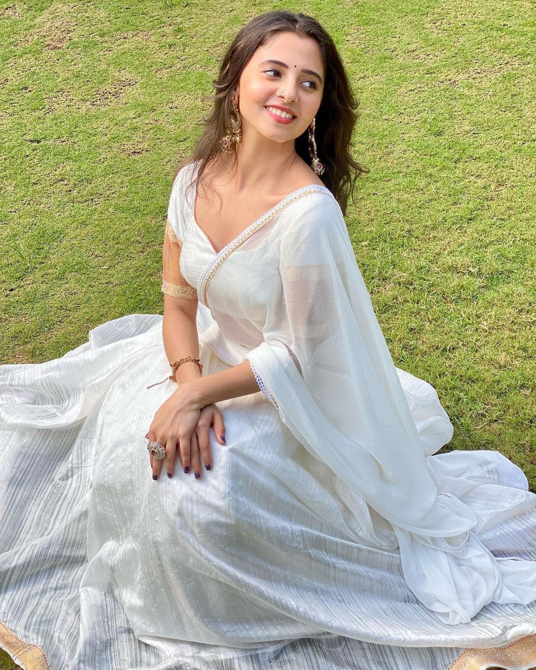 1080x1350 Preethi Anju Asrani in White Skirt and Blouse. latest photo of Indian actress Preerthi Anju Arsani PLUS GOLD size image, Film stills, South Actress wallpaper, Actress hq gallery
