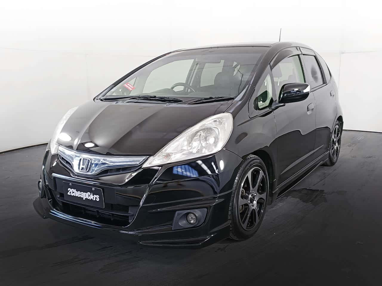1280x960 Download Sleek Honda Fit on the Road Wallpaper