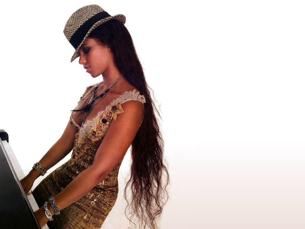 1024x768 Alicia Keys dual screen wallpaper of Alicia Keys