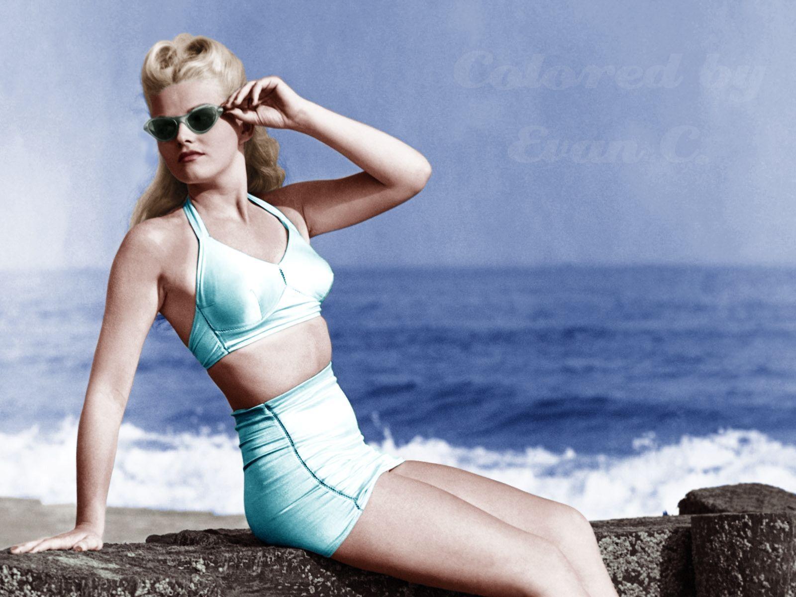 1600x1200 Girl at the beach, ca 1950. Vintage hairstyles, Bathing beauties, Swimwear