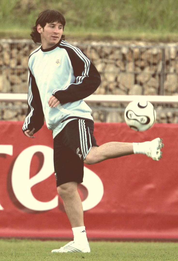 736x1079 Lionel Messi. Photo de messi, Messi gracioso, Memes de messi