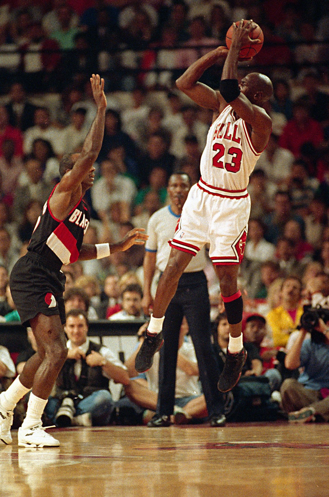 1355x2048 Michael Jordan Celebration Wallpaper Michael Jordan Last Shot Wallpaper