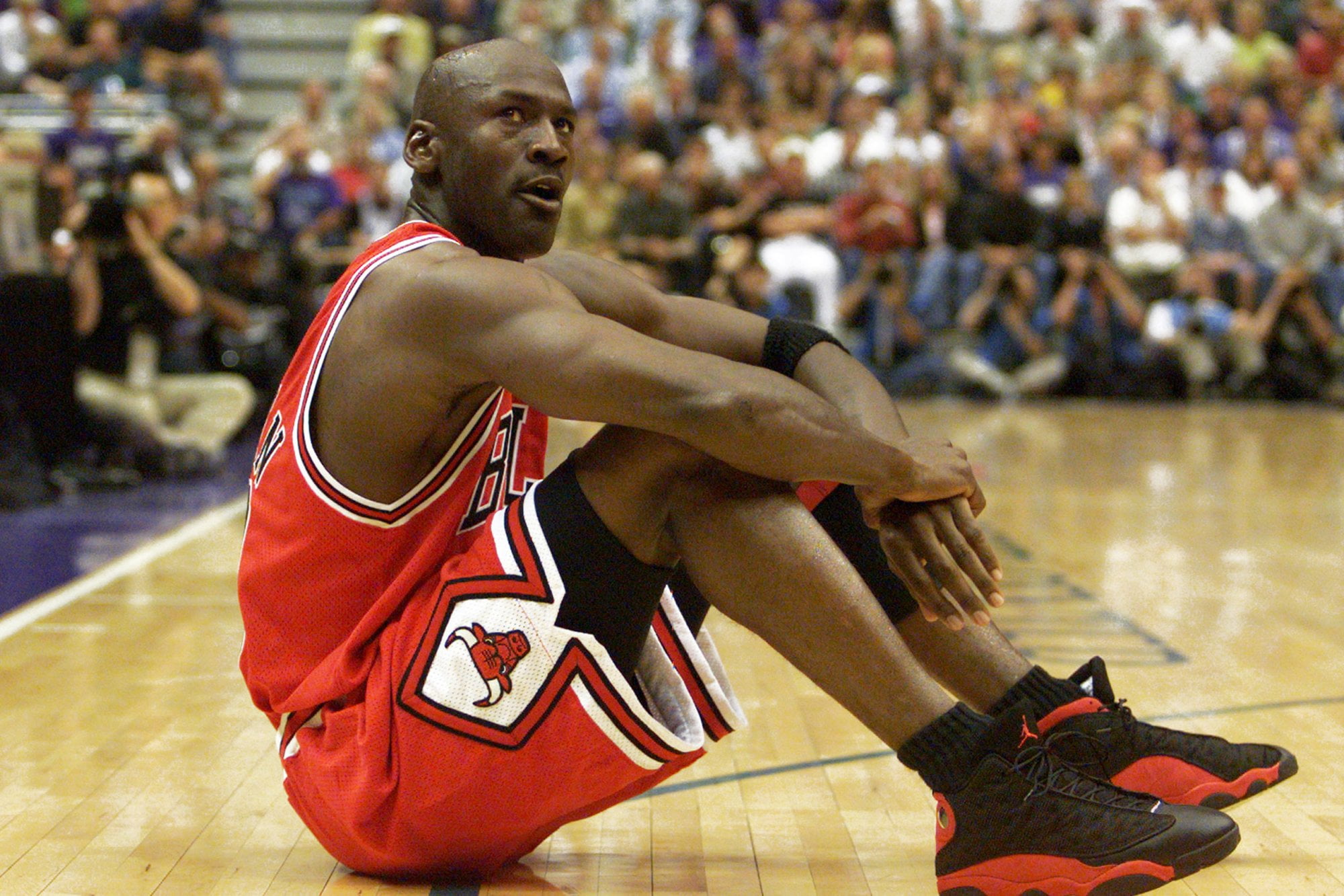 2000x1333 Macro shot photography of Michael Jordan HD wallpaper