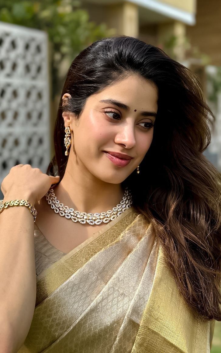 727x1161 Elegant Saree Inspirations from Janhvi Kapoor