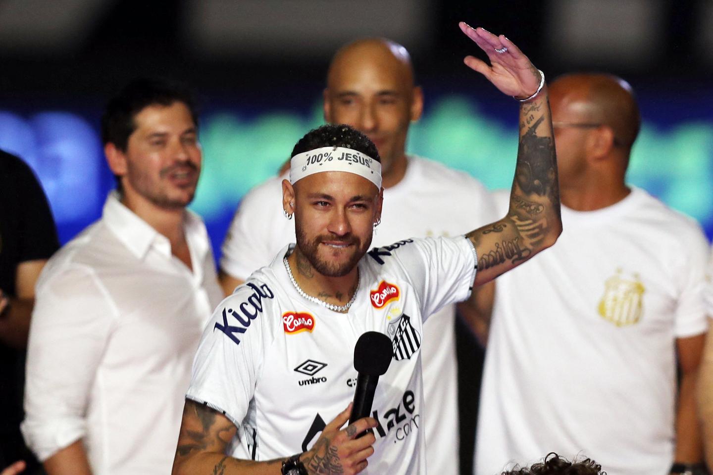 1440x960 Neymar welcomed by thousands of Santos FC fans: 'Jesus has come back.'