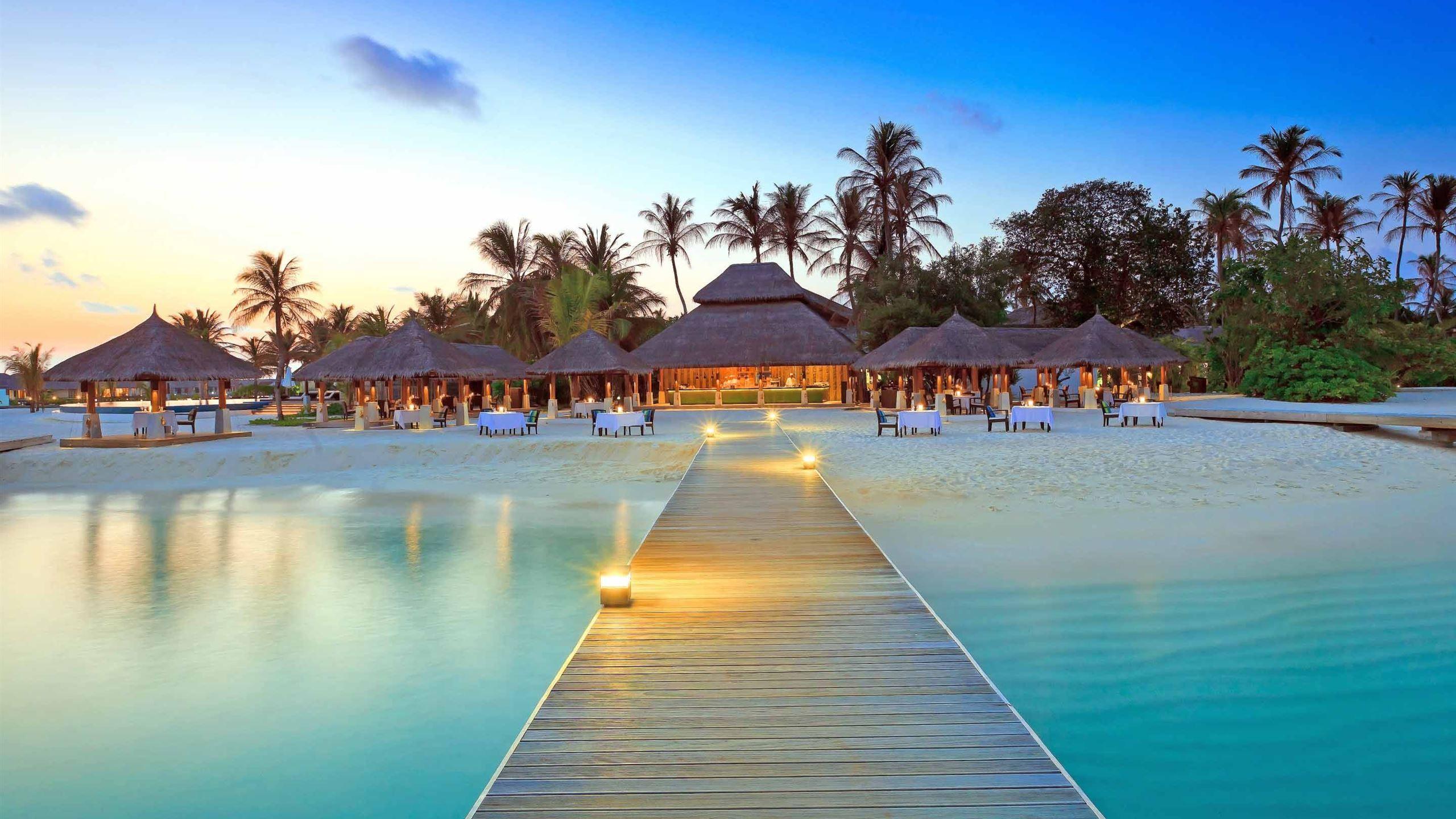 2560x1440 Maldive Islands Resort MacBook Air Wallpaper Download