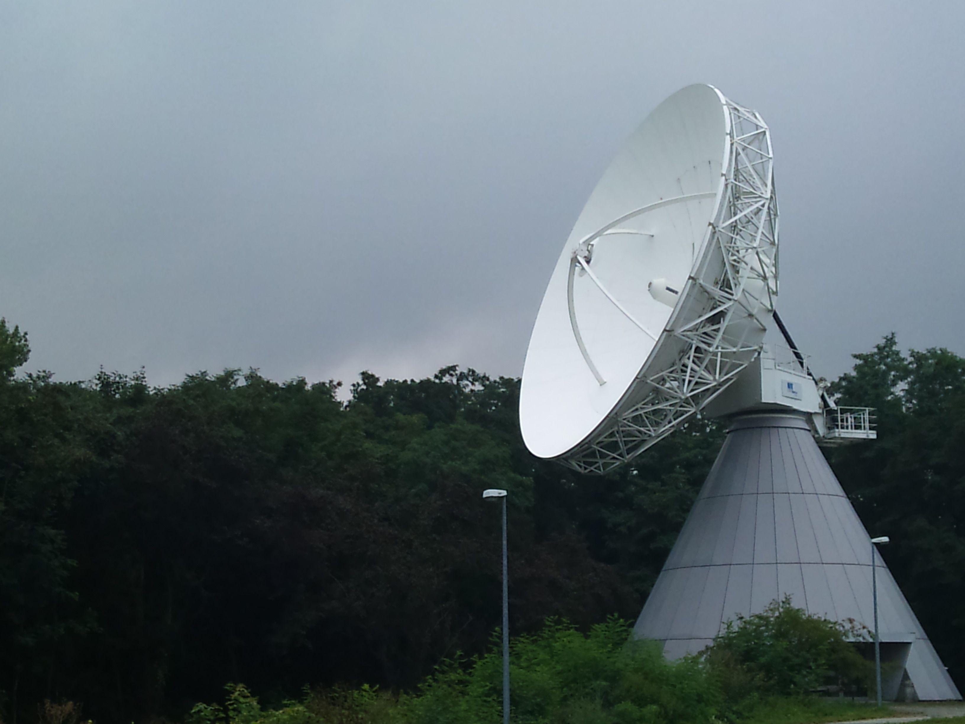 3264x2448 white satellite dish free image