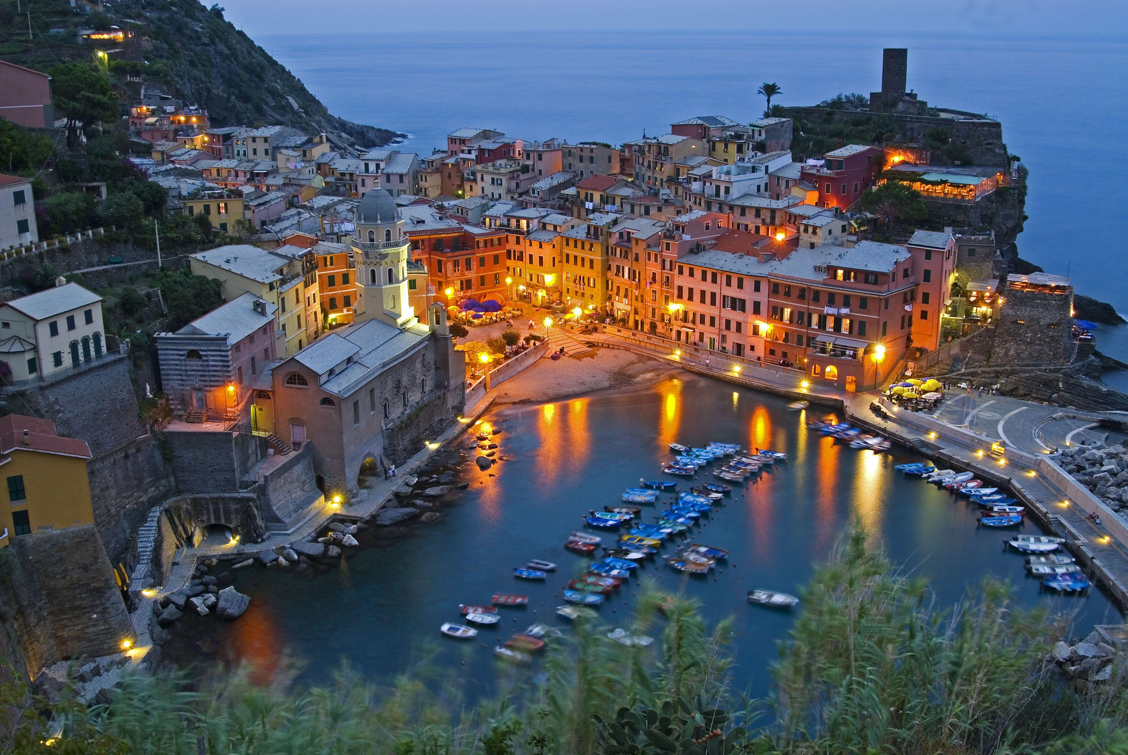 Показать город италия. Италия, Vernazza. Чинкве-Терре Италия Вернацца. Амелья Италия. Рыбацкие города Италии.