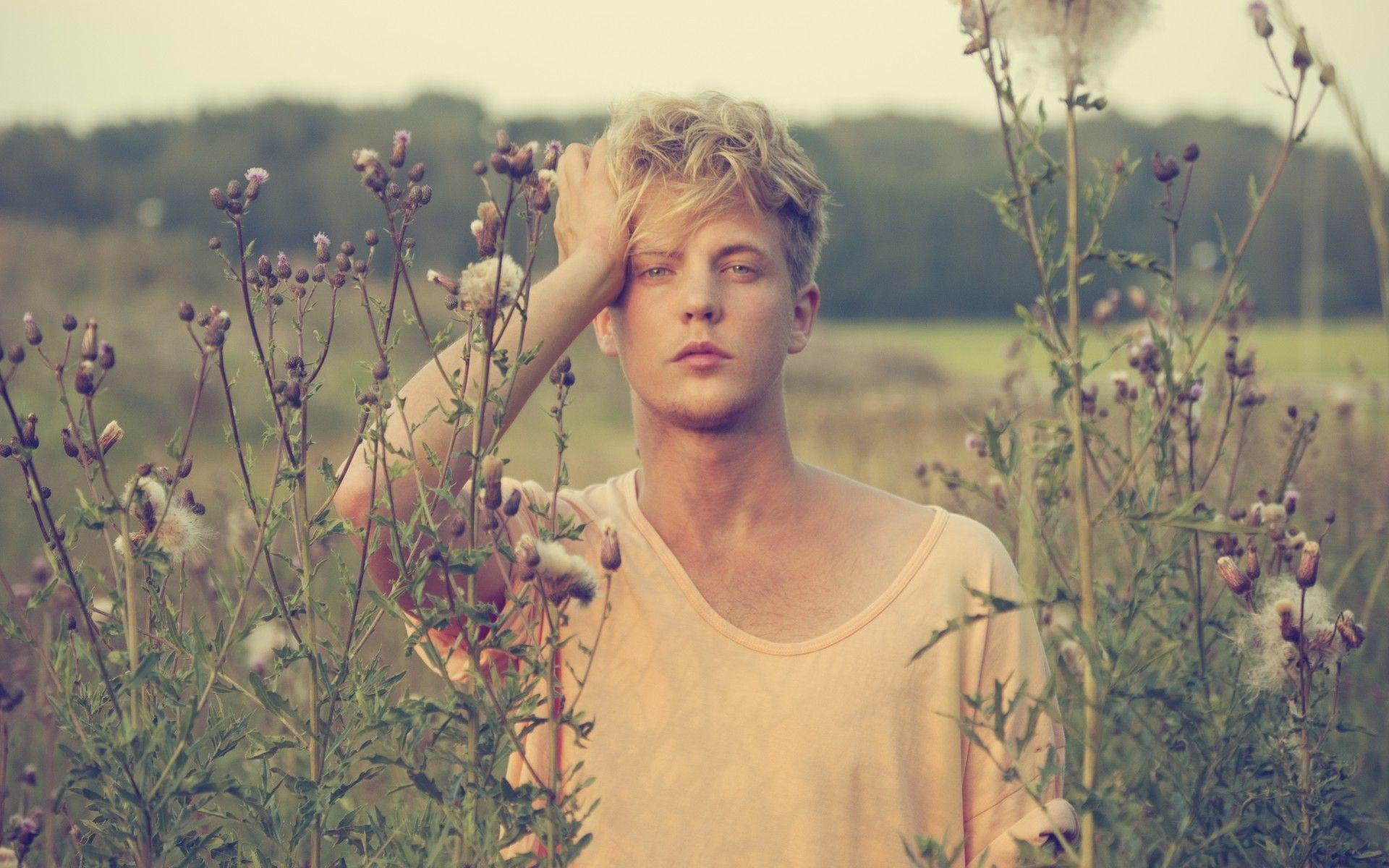 1920x1200 Blondes women men hipster wallpaperx1200