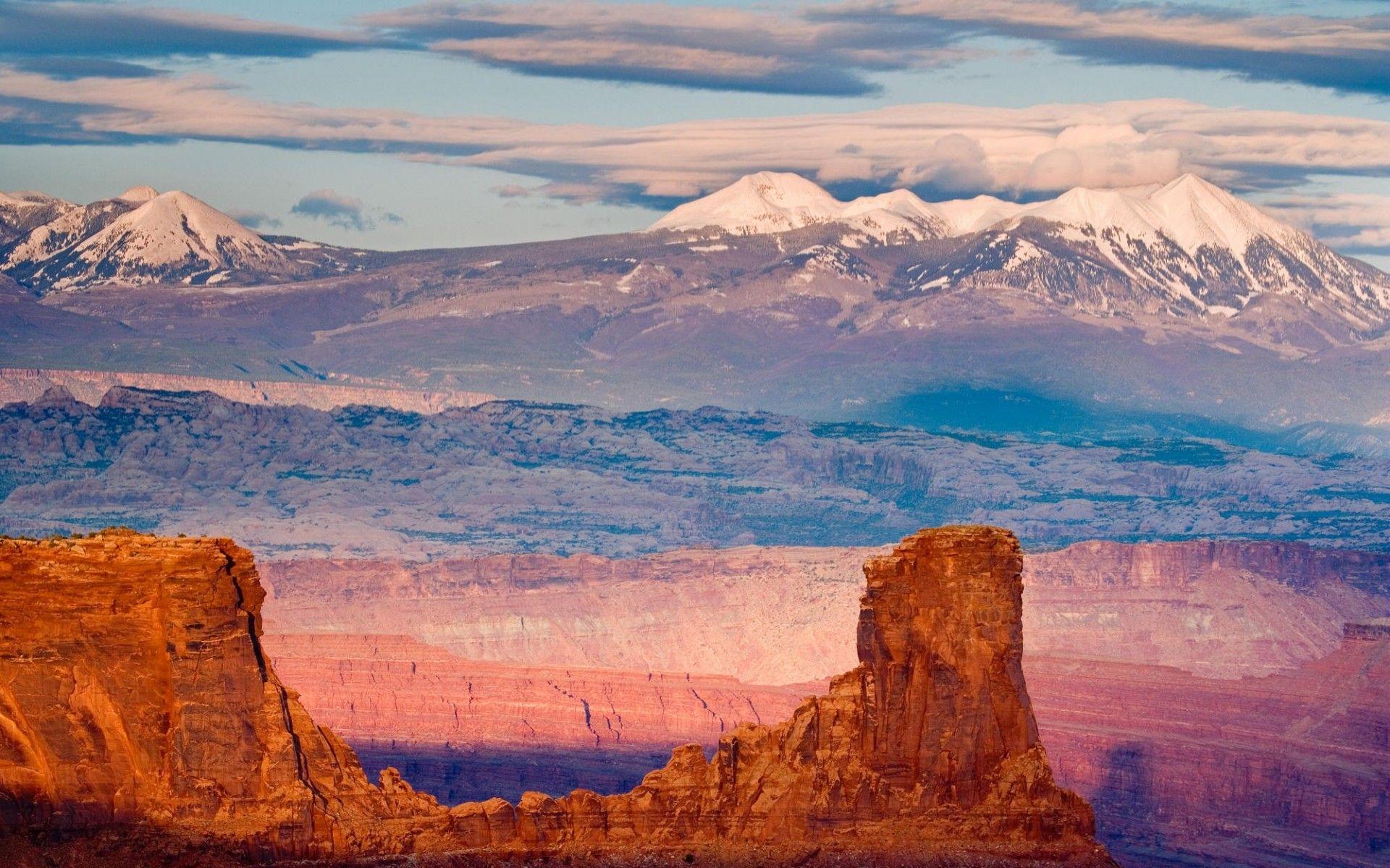 Với những vách đá đứng trùng điệp và núi non hiển hiện trên nền trời xanh, hình nền Utah núi non sẽ khiến bạn phải nhìn lại vài lần. Hãy khám phá và đắm chìm trong vẻ đẹp núi rừng.