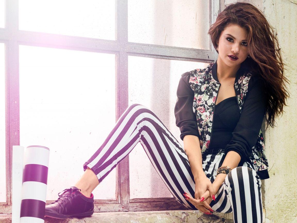 1152x864 Selena Gomez NEO Spring Wallpaper