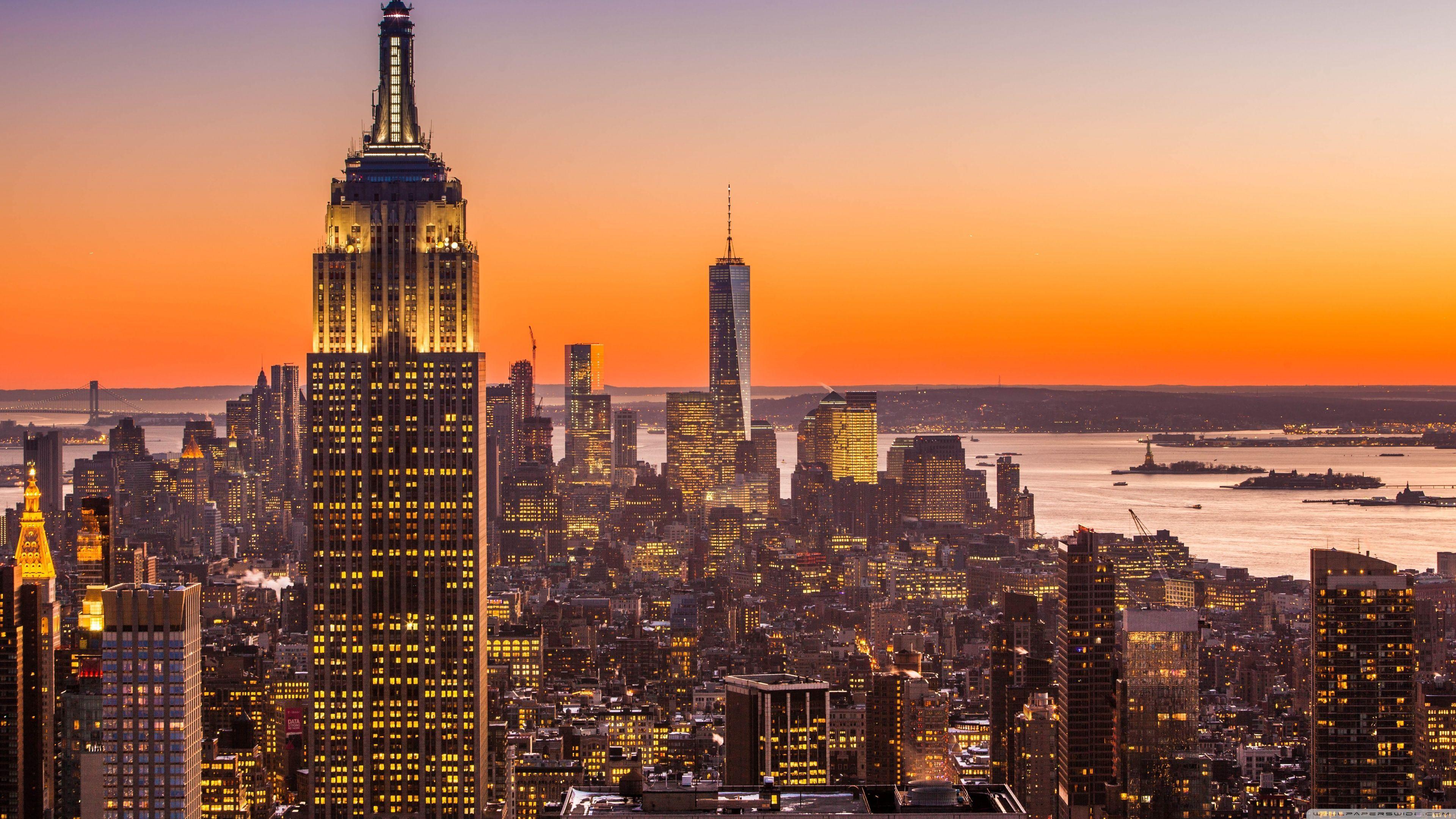 Với độ phân giải 4K đáng kinh ngạc, bức ảnh nền Manhattan Skyline của New York sẽ đem đến cho bạn trải nghiệm trực tuyến đầy chân thực. Quang cảnh đường phố sầm uất và những tòa nhà cao tầng tầm nhìn rộng lớn sẽ làm bạn xao xuyến.