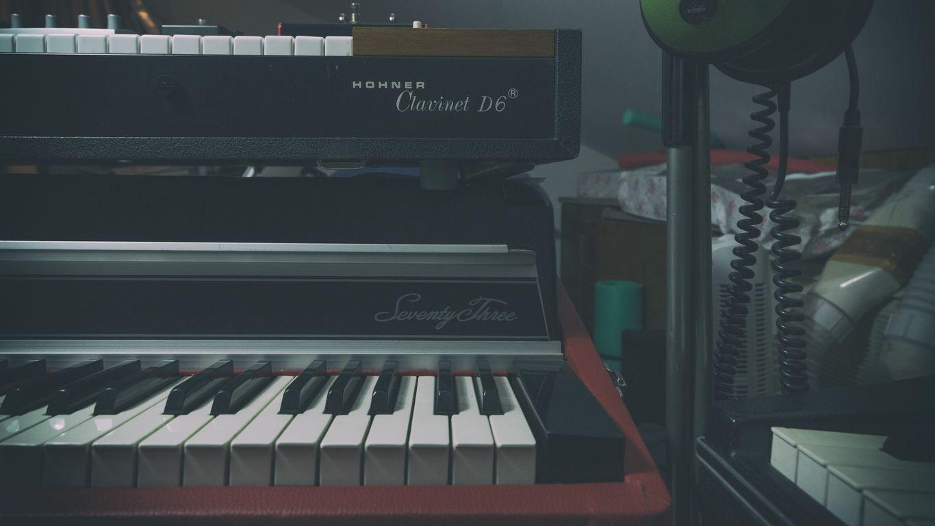 1366x768 Download wallpaper 1366x768 synthesizer, piano, musical instrument tablet, laptop HD background