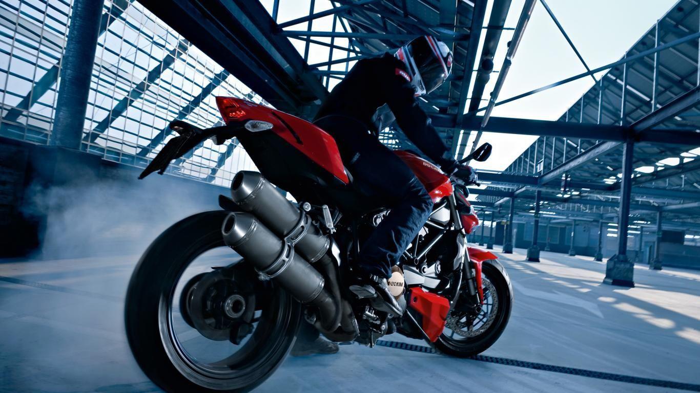 1366x768 Streetfighter Burnout Ducati Motorcycles Free HD Wallpaper