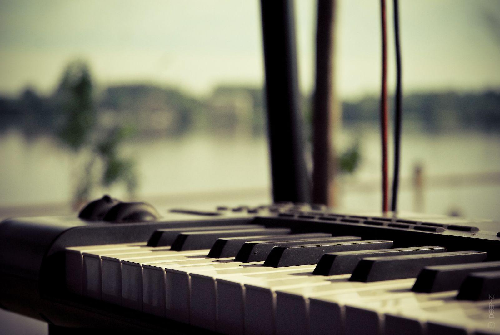 1600x1074 Piano Background