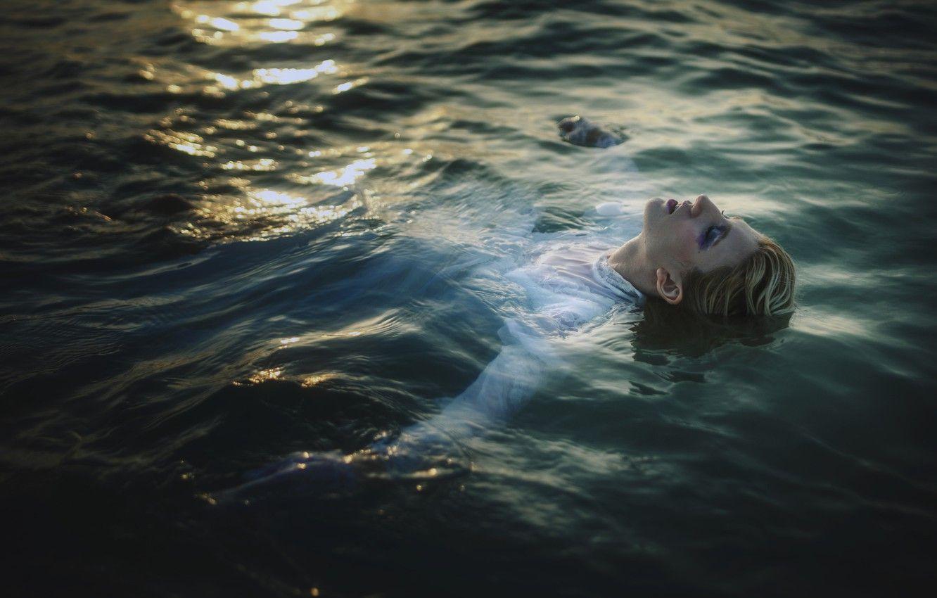 1332x850 Wallpaper girl, makeup, in the water, TJ Drysdale, Dead In The Water image for desktop, section ситуации