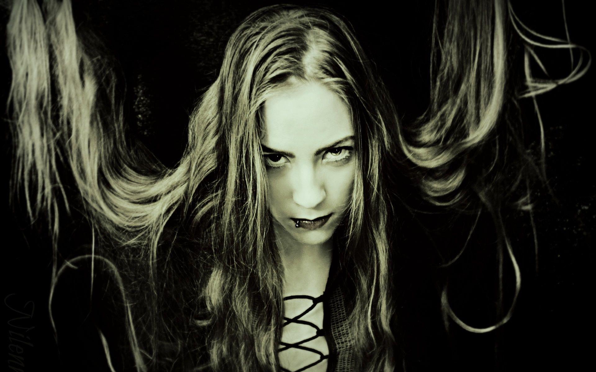 1920x1200 A Dead Girl or a Vampire? Whatever, She is Scary in the Cosmetics and Eyesight