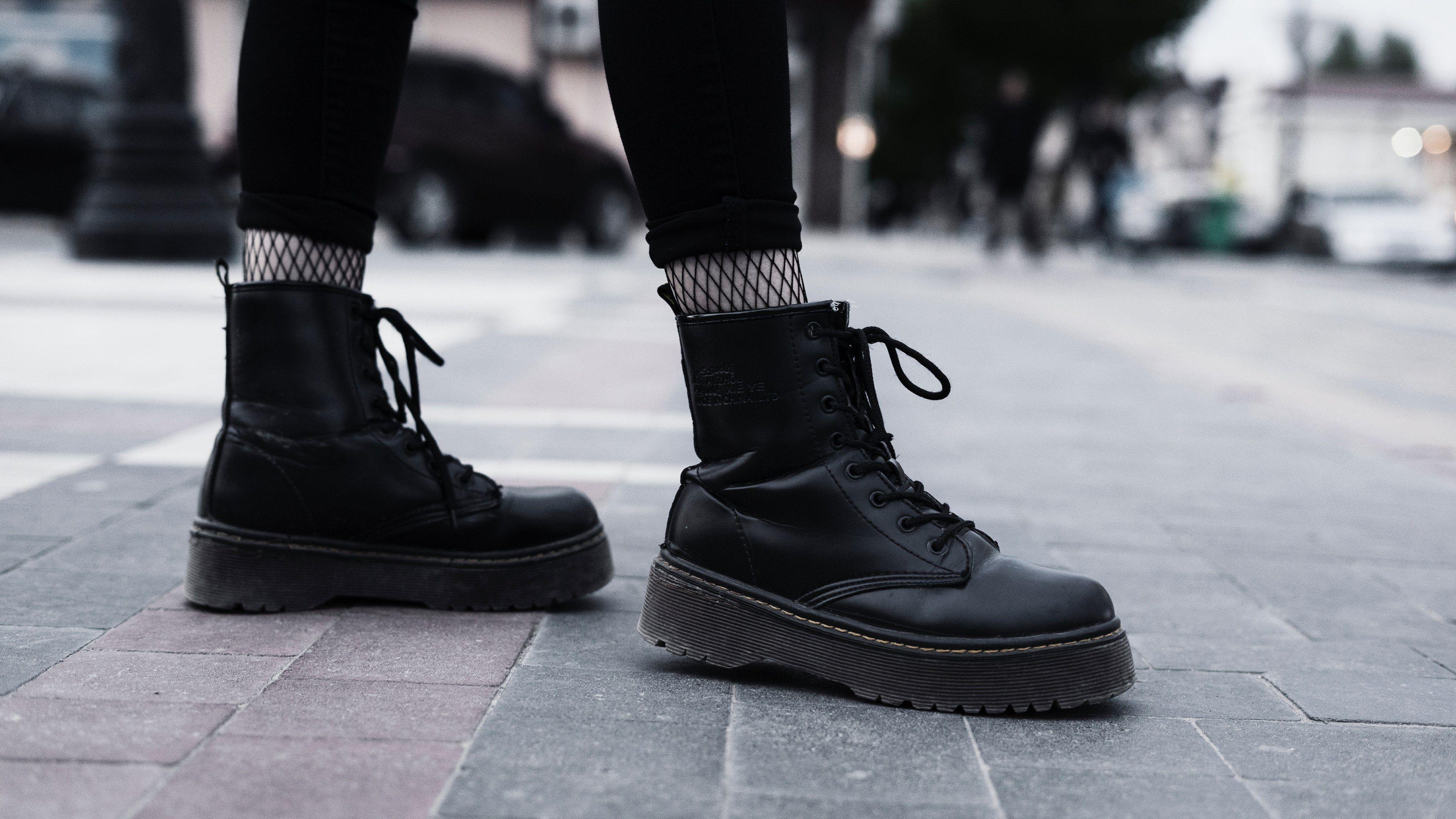 3840x2161 Wallpaper / girl wear black stylish leather boots 4k wallpaper
