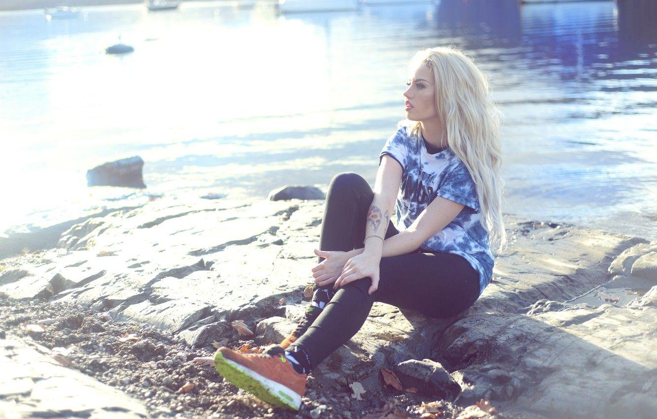 1332x850 Wallpaper girl, woman, water, model, Nike, tattoo, shore, blonde, shoes, tattoos, female, tights, running shoes, Amy Crilley image for desktop, section девушки