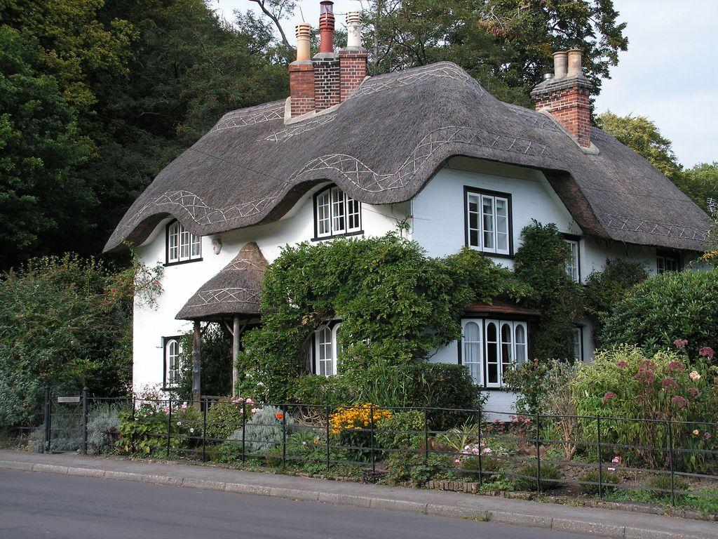 1024x768 English Country Cottage Wallpaper