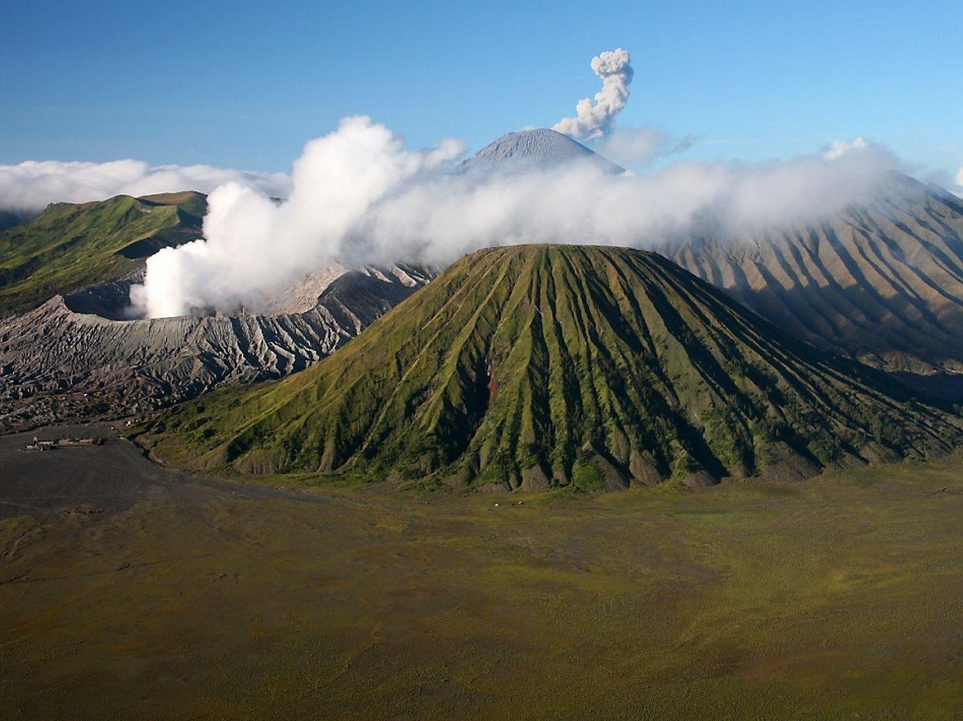 1900x1424 Indonesia bromo with smoking semeru picture, Indonesia bromo with smoking semeru photo, Indonesia bromo with smoking semeru wallpaper