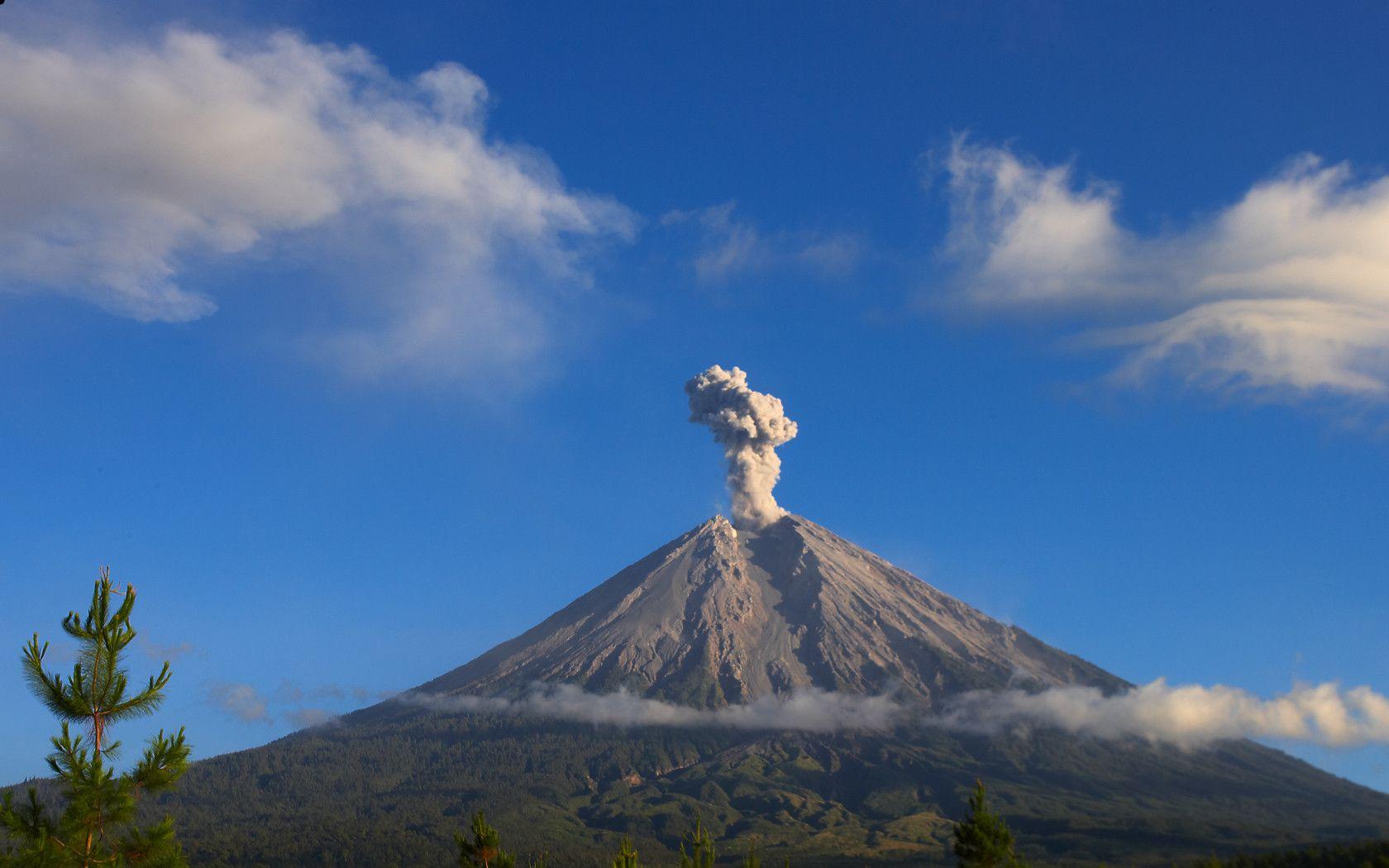 1680x1050 Mount Semeru, Bromo Tengger Semeru National Park, East Java, Indonesia [1680x1050]