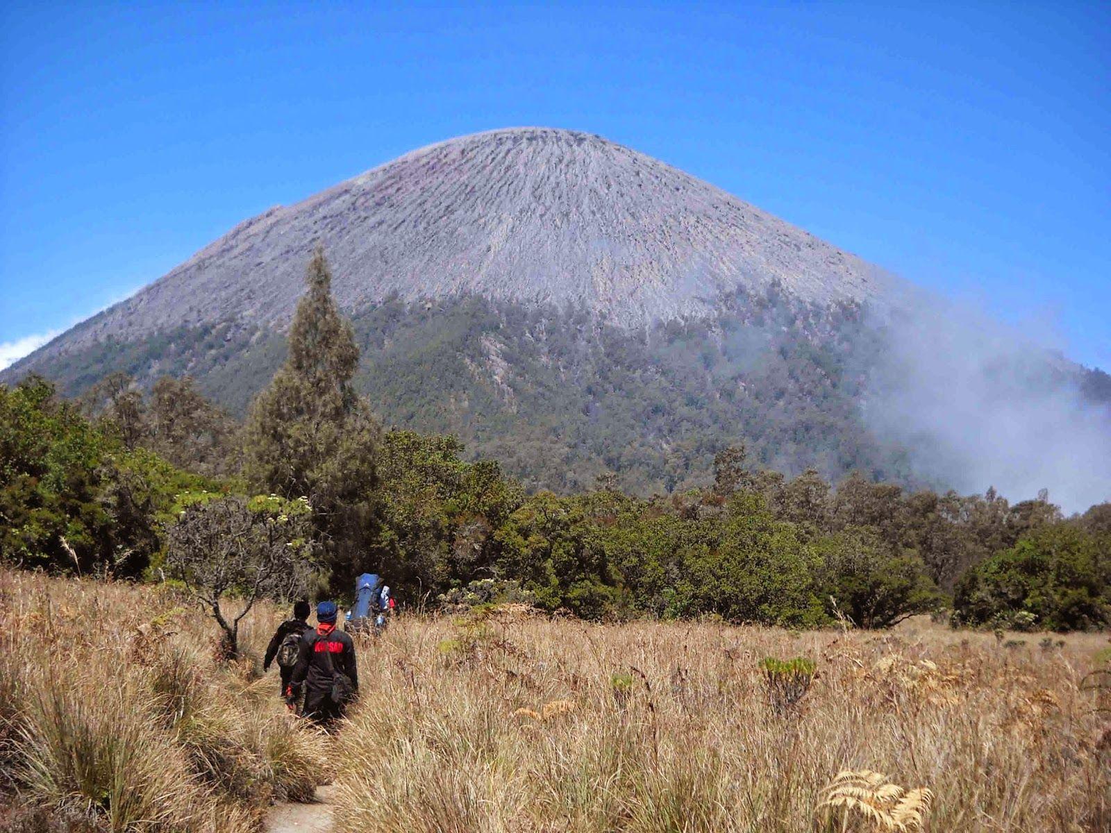 1600x1200 Mount Semeru East Java Indonesia. BROMO EAST JAVA