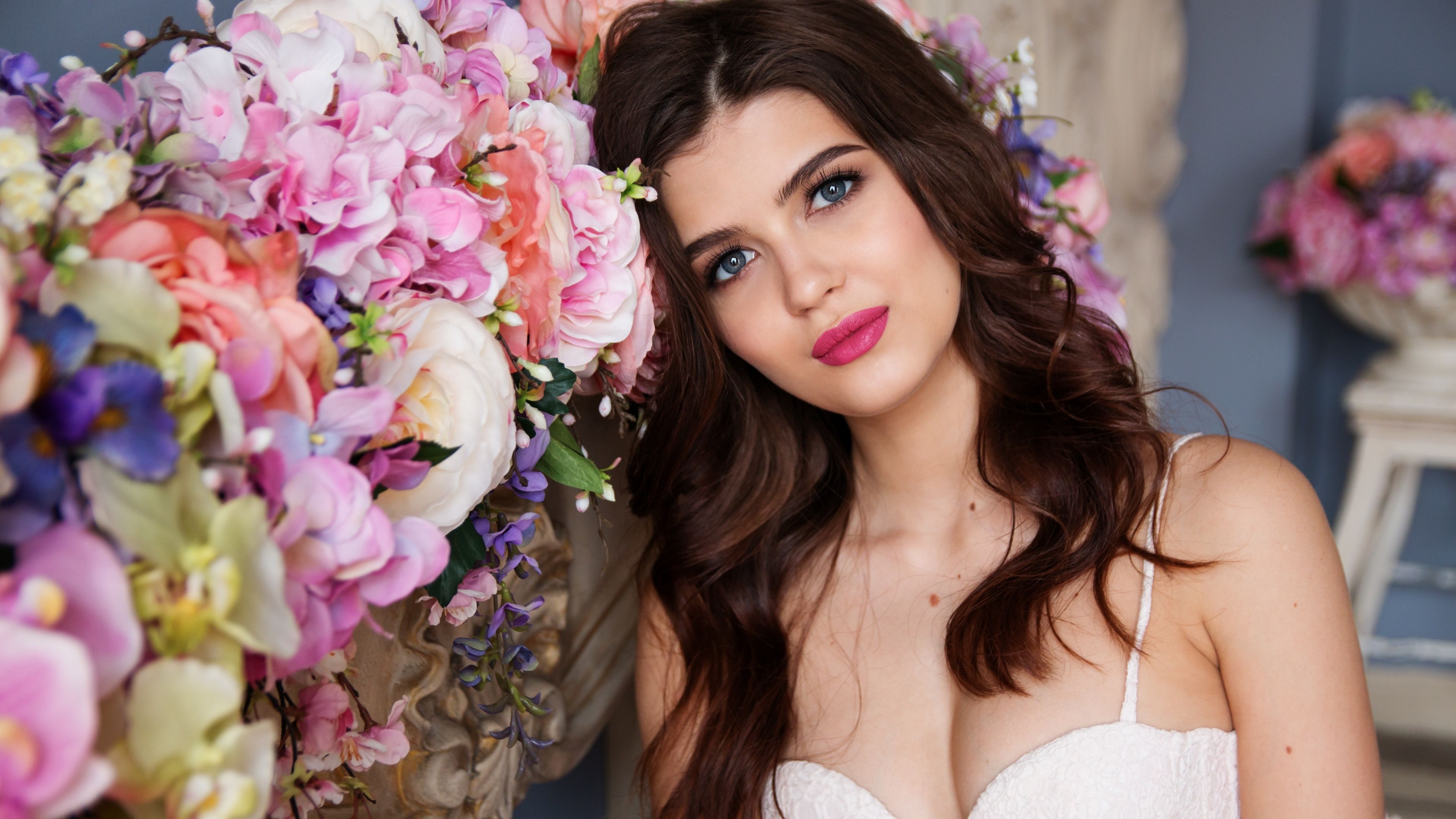3840x2160 Beautiful girl Wallpaper 4K, Fashion, Makeup, Flower bouquet