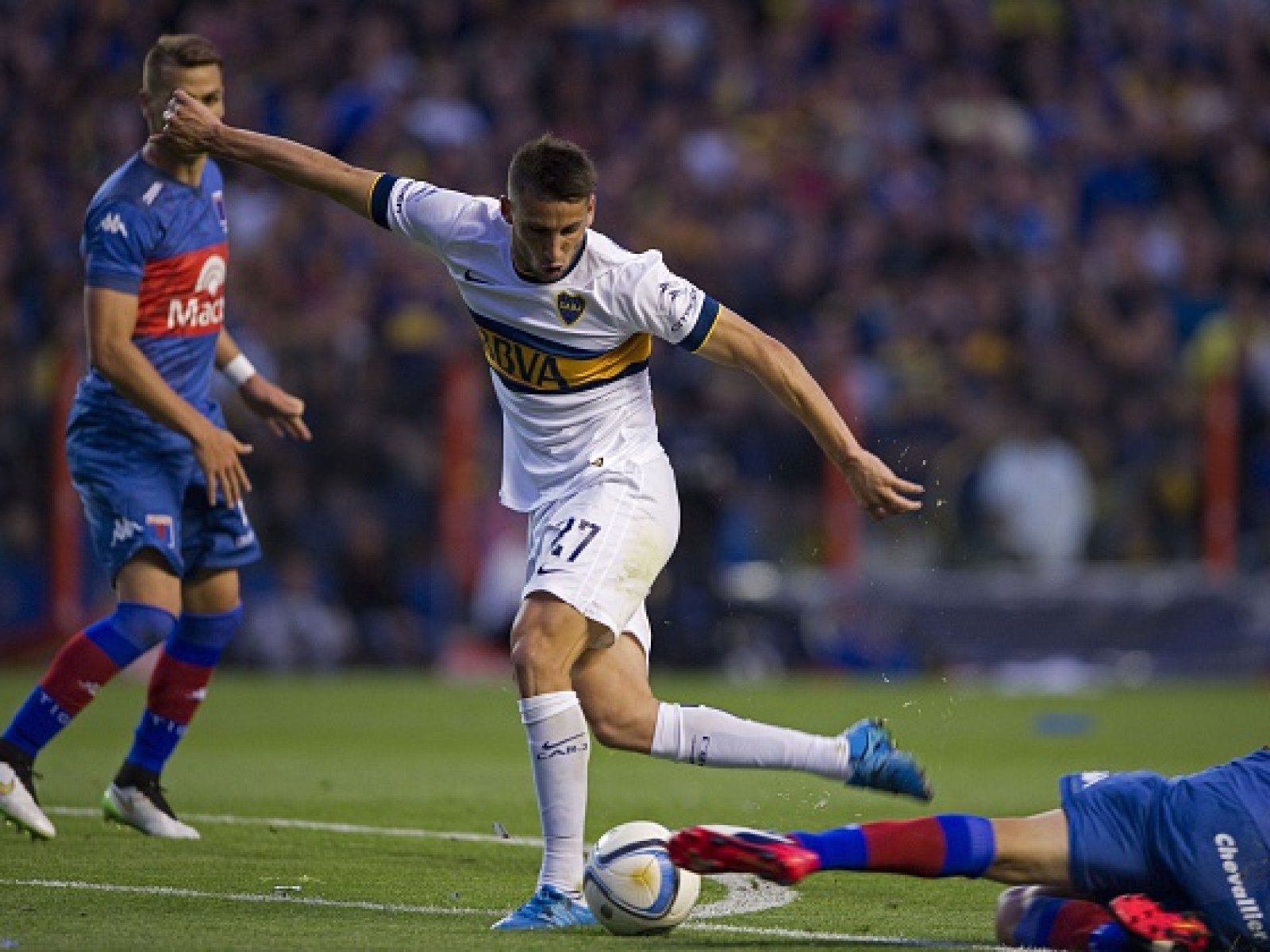 1600x1200 Chelsea and Tottenham will battle over Argentine star Jonathan Calleri in January transfer window