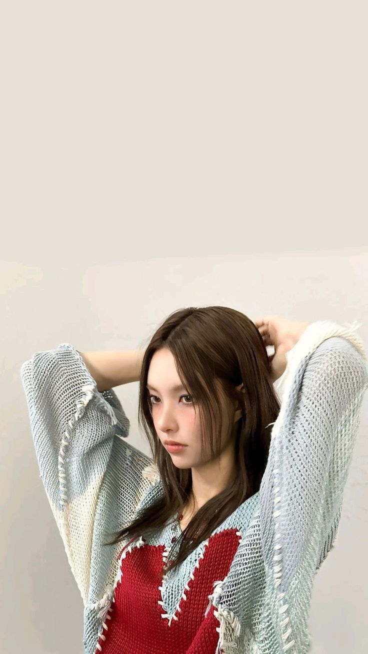 736x1308 yunah illit wallpaper
