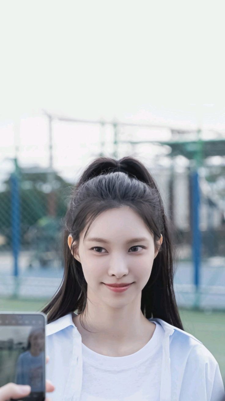 736x1308 yunah illit wallpaper