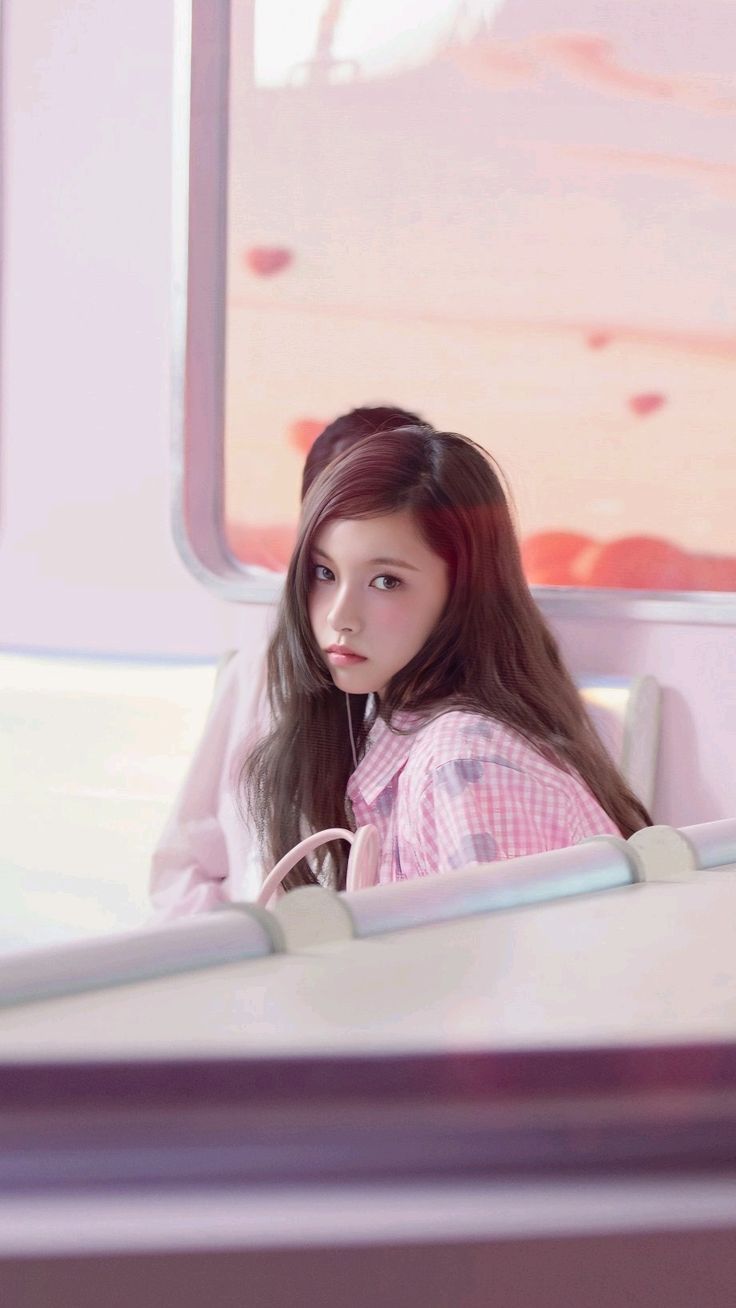 736x1308 illit yunah wallpaper