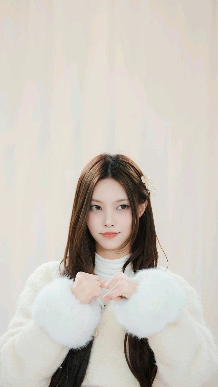736x1308 yunah illit wallpaper