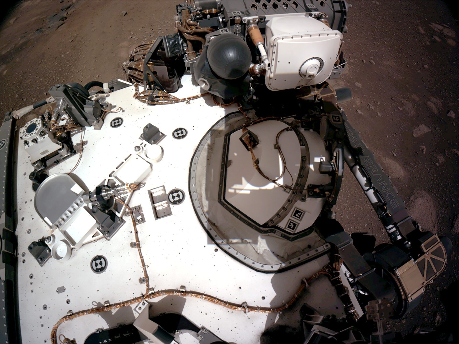 1920x1440 Perseverance rover beams back image from Mars after historic landing