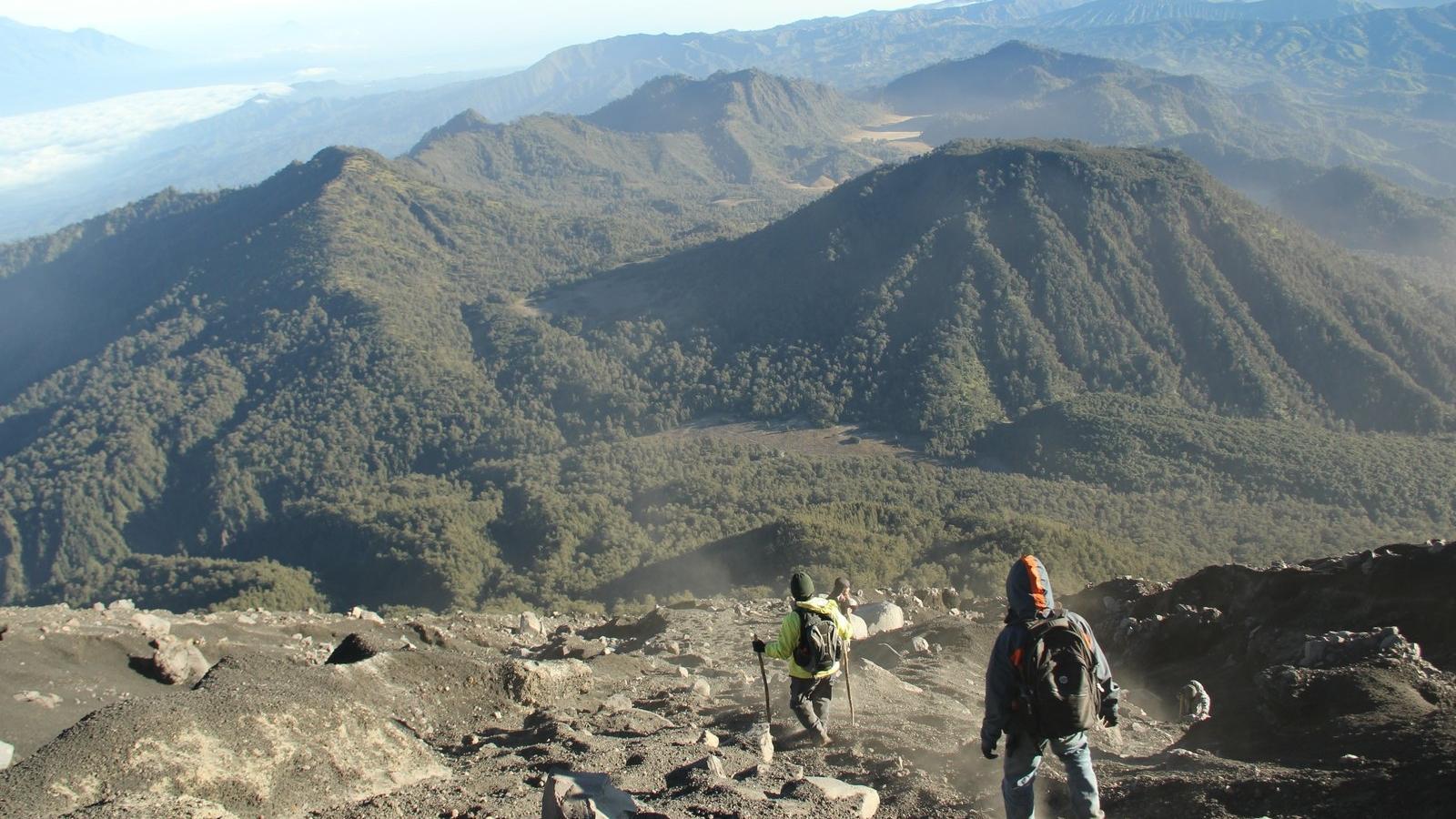 1600x900 Mount Semeru