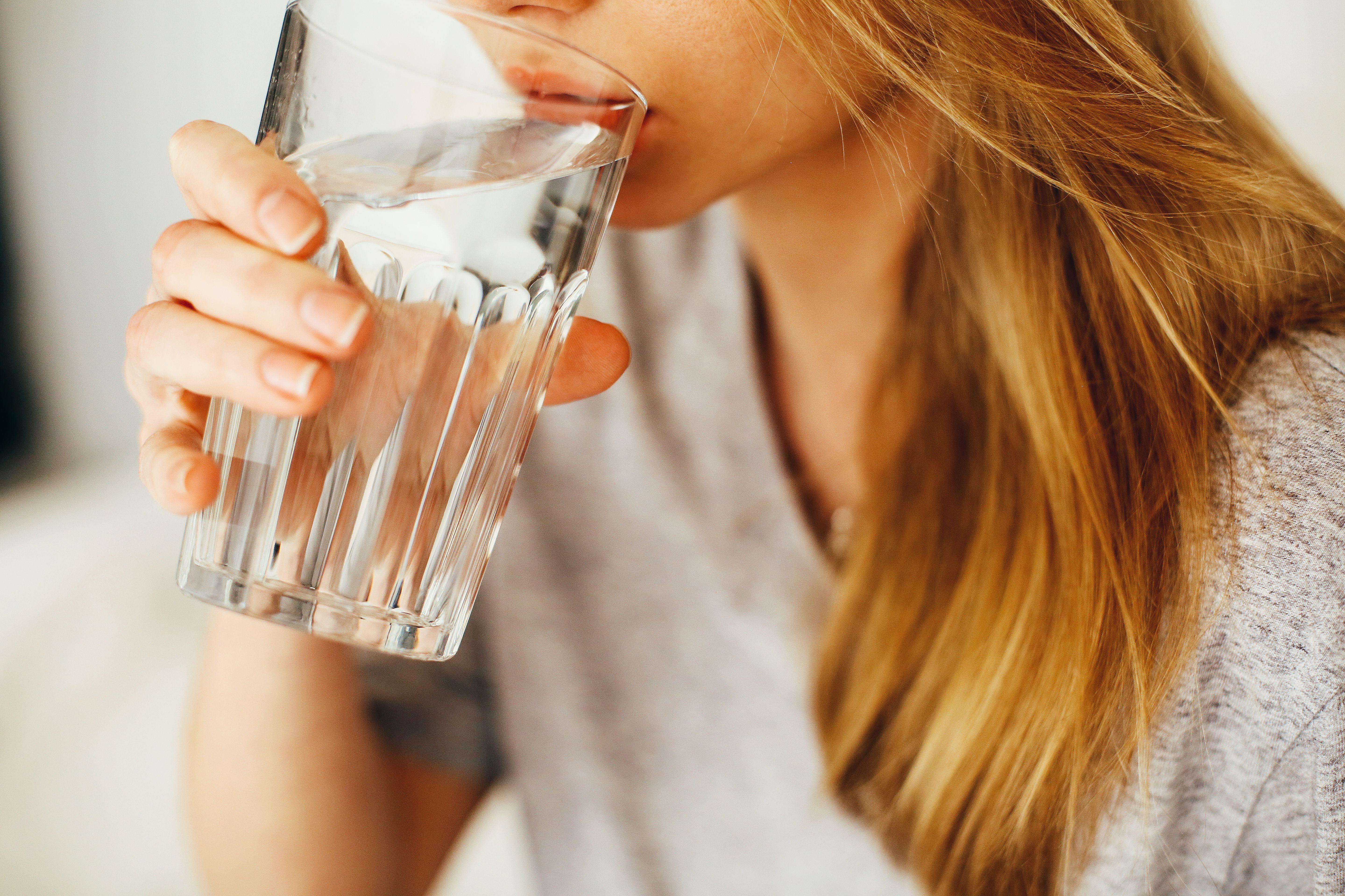 5760x3840 Woman Drinking Water · Free