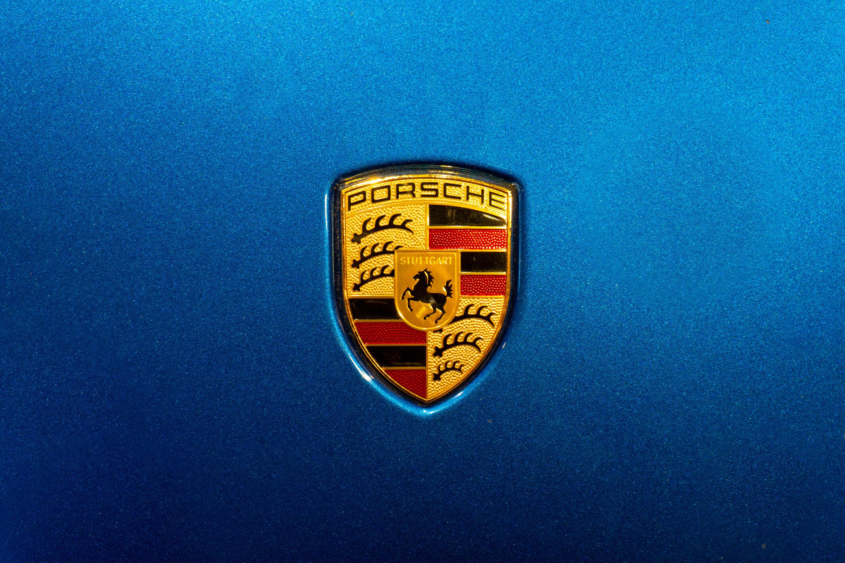 2940x1960 Porsche logo on a blue car