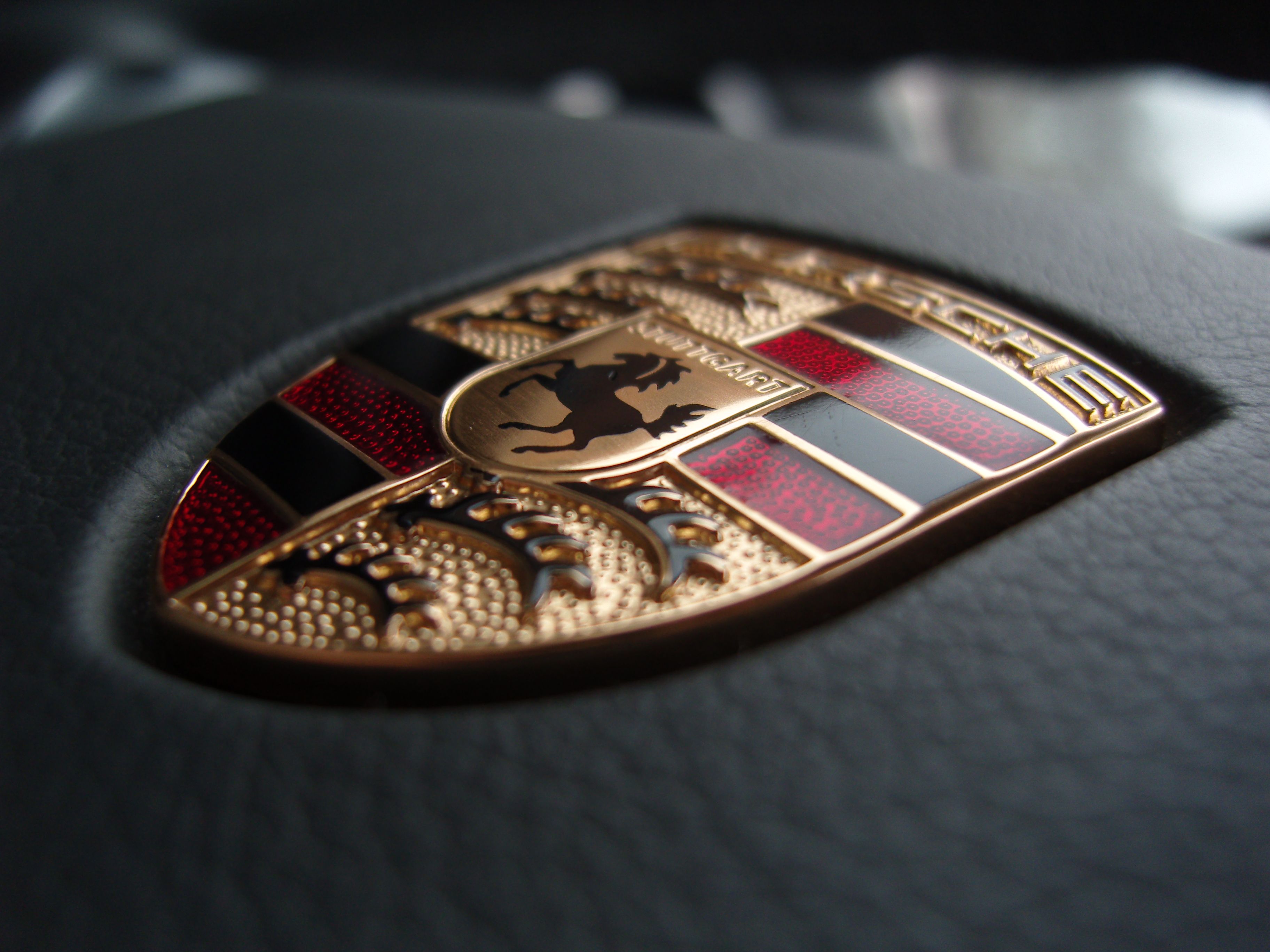 3648x2736 Porsche emblem on a steering