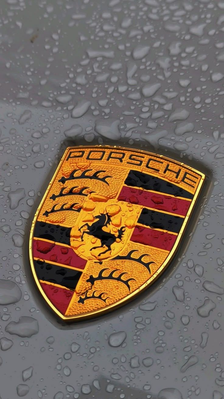 736x1308 Porsche emblema in Rain 4k wallpaper aestetic car phone wallpaper
