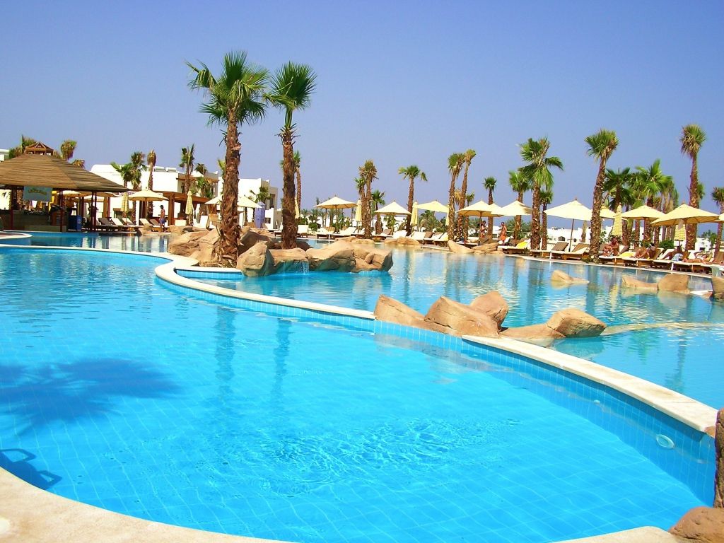 1024x768 Hotels on the beach in the resort of Sharm El Sheikh, Egypt Desktop wallpaper 1024x768