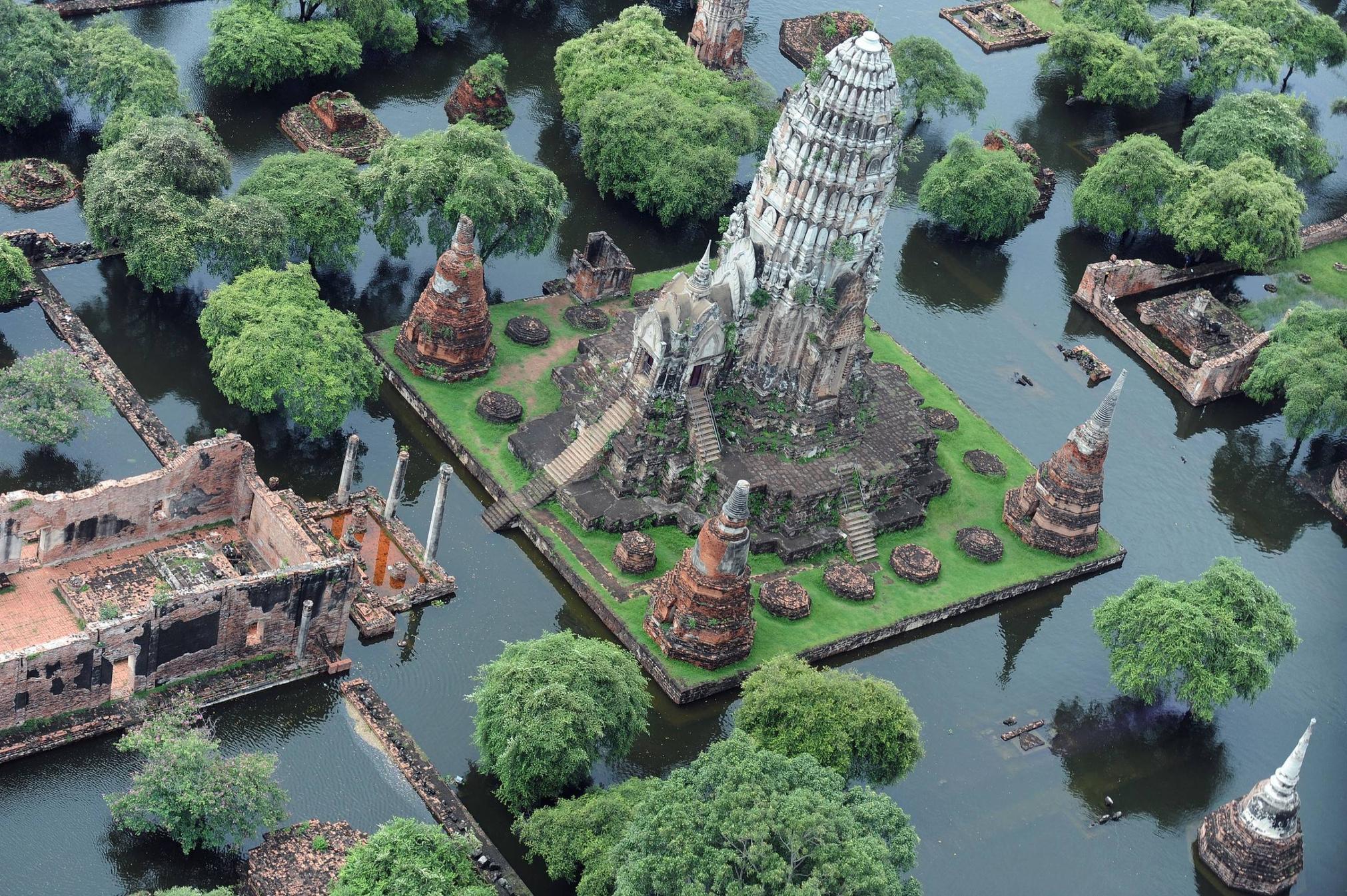 2022x1345 Flooded ancient ruins in Ayutthaya